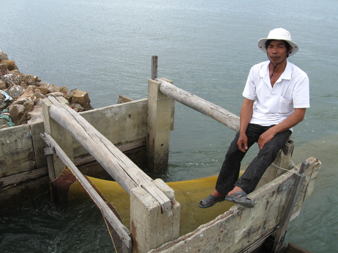 2 năm nay vùng nuôi thủy sản tổng hợp phía dưới đê ở Bình Định thường xảy ra tình trạng nước ngập lút cổng do ảnh hưởng biến đổi khí hậu. Ảnh: V.Đ.T.