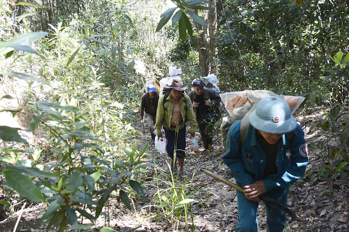 Nhân viên Trung tâm GreenViet và lực lượng bảo vệ rừng huyện Đồng Xuân vượt đèo, suối tiếp cận dấu vết chà vá chân xám. Ảnh: Huy Tình