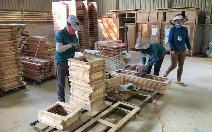 Nhiều doanh nghiệp ngành gỗ ở Bình Định đang sản xuất cầm chừng để giữ chân lao động. Ảnh: V.Đ.T.
