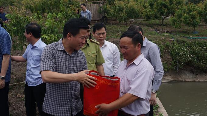 Ông Đỗ Trọng Hưng, Bí thư Tỉnh ủy Thanh Hóa trao quà cho các hộ dân tại xã Mường Lý. Ảnh: Quốc Toản.