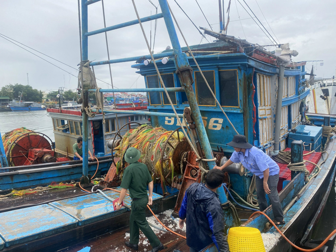 Ngành chức năng kiểm tra công tác chống đánh bắt vi phạm IUU trên tàu cá. Ảnh: M.P.