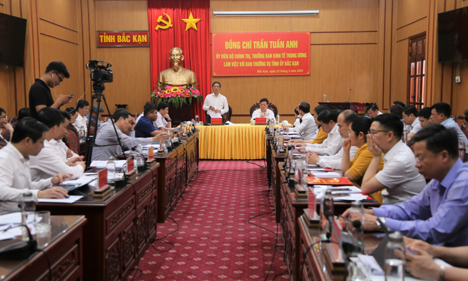Mr. Tran Tuan Anh, Politburo member, Head of the Central Economic Commission, had a working session with the Standing Board of Bac Kan Provincial Party Committee on a preliminary review of 5 years of implementing Directive No. 13-CT/ TW. Photo: Ngoc Tu.