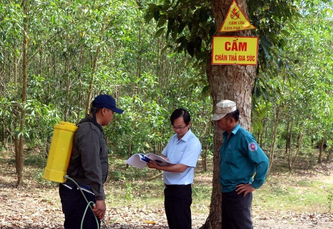 Lãnh đạo Công ty TNHH MTV Lâm nghiệp Trầm Hương triển khai các phương án phòng chống cháy rừng cho đội quản lý rừng. Ảnh: Kim Sơ.