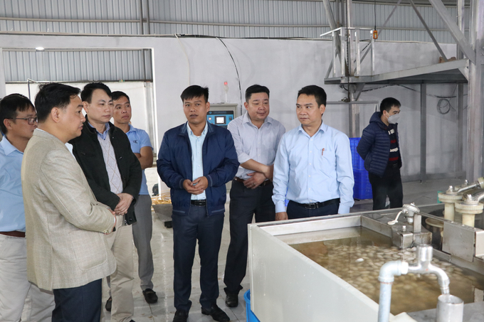 Anh Vũ Xuân Trường giám đốc công ty cổ phần Dâu tằm tơ Yên Bái chia sẻ với người dân về quy trình chế biến tơ tằm