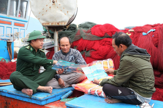 The Cua Sot border guard force disseminating regulations against IUU fishing to local fishermen. Photo: Thanh Nga.