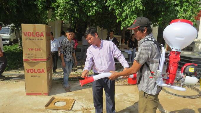 Nông dân huyện Sơn Hòa sử dụng máy phun phân, bơm thuốc, sạ ruộng. Ảnh: Mạnh Hoài Nam