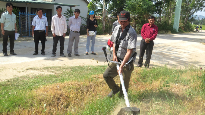 Nông dân huyện Sông Hinh sử dụng máy phát cỏ, phạt chồi. Ảnh: Mạnh Hoài Nam