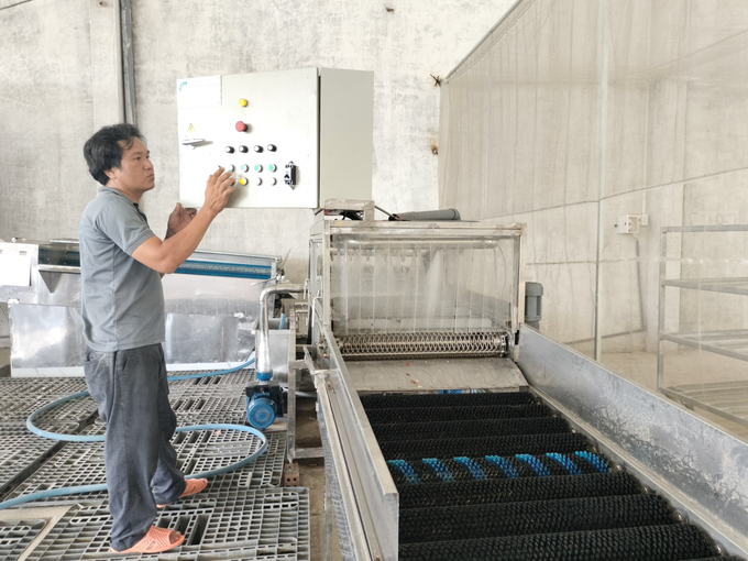 Nhân viên kỹ thuật của Công ty Song Toàn Phát kiểm tra hệ thống rửa củ khoai lang tại nhà máy đóng gói. Ảnh: Minh Đảm.