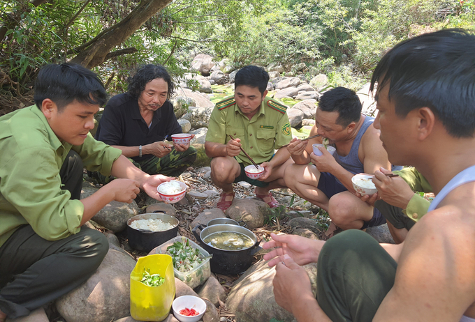 Bữa cơm giữa rừng của lực lượng bảo vệ rừng Trường Sơn. Ảnh: P.V