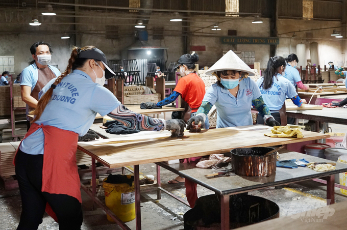 Công nhân đang làm việc tại xưởng sản xuất đồ gỗ của Công ty Cổ phần Gỗ Minh Dương. Ảnh: Nguyễn Thủy.