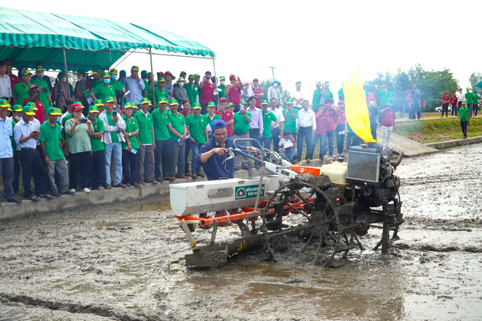 Reducing environmental pollution and greenhouse gas emissions is the most important criterion for the cluster seeding machine to receive farmers’ interest. Photo: Kim Anh.