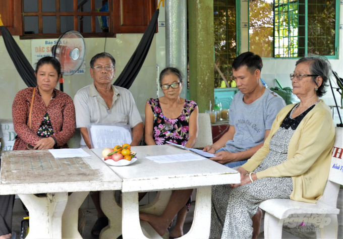 Bà Phạm Thị Trinh (ngoài cùng, bên phải) bảo: “Tôi già rồi, chẳng chống đối nhà nước làm gì, 