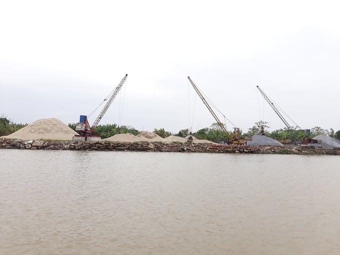 Nhiều bãi tập kết cát sỏi tự phát dọc theo sông Ninh Cơ trên địa bàn tỉnh Nam Định. Ảnh: Huy Bình.