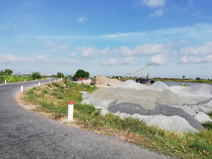 Hành lang bảo vệ đê biến thành bãi tập kết cát, sỏi trên địa bàn tỉnh Nam Định. Ảnh: Minh Phúc.
