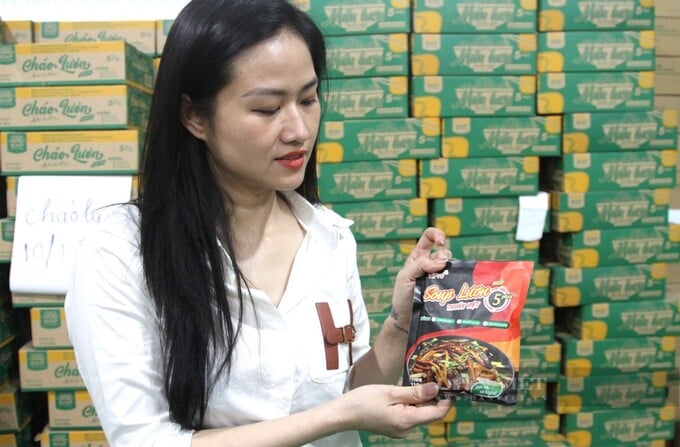 Chị Trần Hà Nhung giới thiệu sản phẩm súp lươn ăn liền của Công ty NAP Food