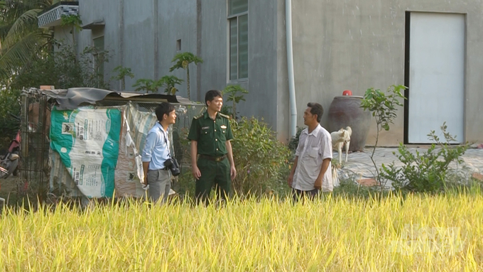Cán bộ BĐBP Phước Chỉ cùng PV Báo NNVN thăm hỏi tình hình sản xuất bà con nông dân biên giới - Le Binh