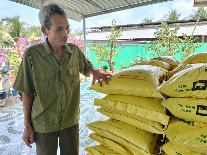 Nhờ lợi thế quy mô, ông Hoàng mua được thức ăn chăn nuôi với chiết khấu cao. Ảnh: Minh Đảm.