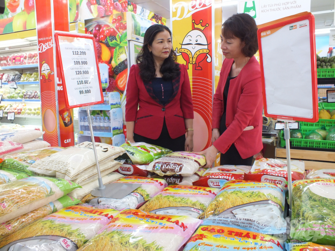 Bà Trần Thị Phương Lan (trái) kiểm tra tình hình cung ứng hàng hóa tại Siêu thị Hapro Thành Công (quận Ba Đình) ngày 8/3. Ảnh: Lê Bền.