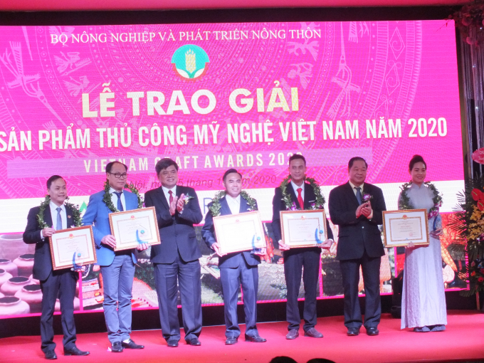 Thứ trưởng Bộ NN-PTNT Trần Thanh Nam (thứ ba từ trái sang) trao giải thưởng và bằng khen của Bộ NN-PTNT cho nhóm tác giả đoạt giải ba Hội thi. Ảnh: Lê Bền