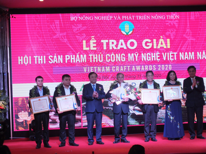 Thứ trưởng Bộ NN-PTNT Lê Minh Hoan (thứ 3 từ phải sang) cùng Phó trưởng Ban Kinh tế Trung ương Cao Đức Phát (ngoài cùng bên phải) trao giải thường và bằng khen của Bộ NN-PTNT cho nhóm các tác giả đoạt giải Nhất Hội thi. Ảnh: Lê Bền