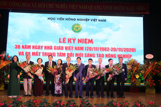 Bộ trưởng Nguyễn Xuân Cường (thứ tư từ trái sang) và Thứ trưởng Lê Quốc Doanh (thứ 5 từ phải sang) tặng hoa chúc mừng ngày Nhà giáo Việt Nam cho lãnh đạo, nguyên lãnh đạo Học viện Nông nghiệp Việt Nam. Ảnh: Trung Quân.