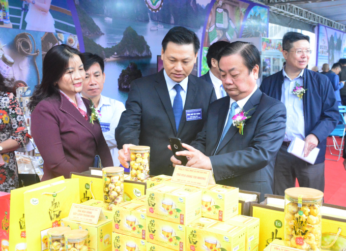 Thứ trưởng Bộ NN-PTNT Lê Minh Hoan (thứ 2 từ phải sang) tới dự lễ khai mạc và thăm các gian hàng tại hội chợ. Ảnh: Trung Quân.