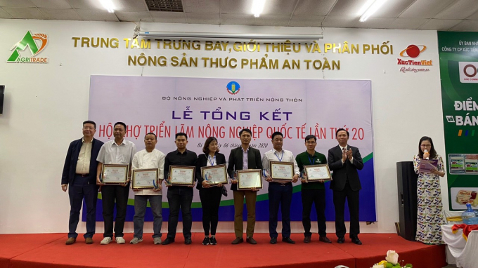 Ban Tổ chức trao giấy khen cho các đơn vị, doanh nghiệp có đóng góp xuất sắc tại AgroViet 2020. Ảnh: LB.