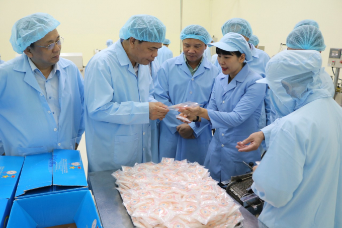 Bộ trưởng Nguyễn Xuân Cường thăm các mặt hàng tổ yến xuất khẩu tại Yến Sào Khánh Hòa. Ảnh: KS