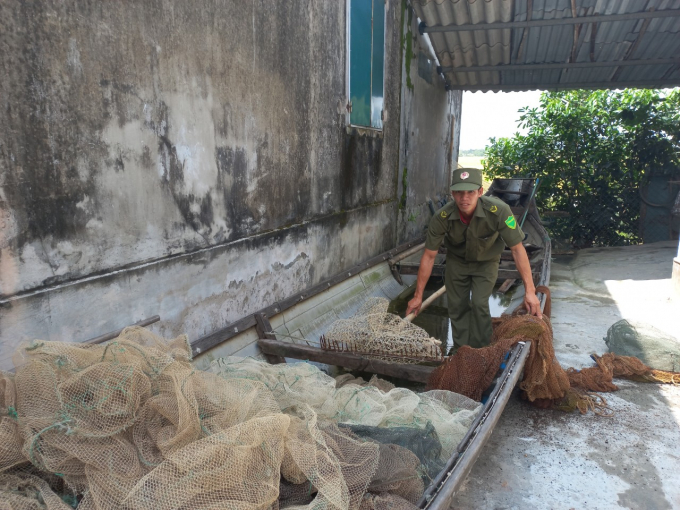 Tang vật dùng để đánh bắt thủy sản tận diệt trên đầm phá Tam Giang bị lực lượng chức năng thu giữ. Ảnh: T.T.