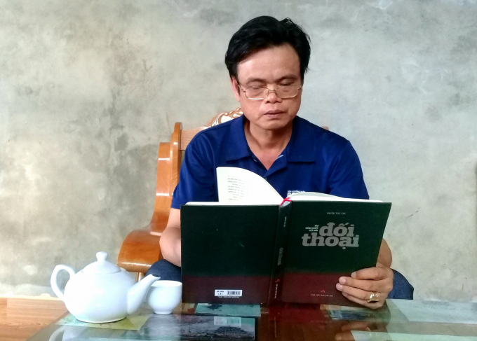Cộng tác viên Nguyễn Trung Hiểu đọc quyền sách Đối thoại do Báo Nông nghiệp Việt Nam biên soạn và phát hành nhân kỷ niệm 75 năm thành lập Báo Nông nghiệp Việt Nam năm 2020. Ảnh: Tác giả cung cấp.