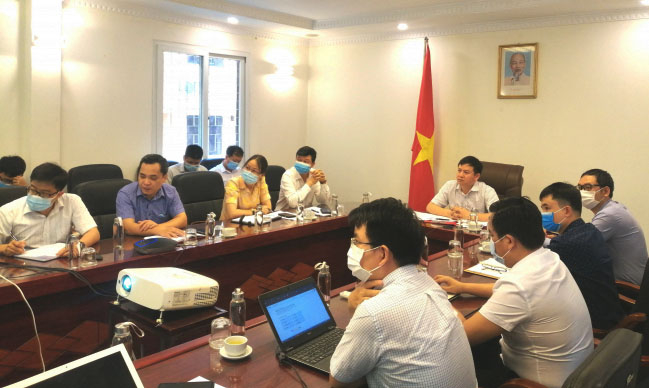 The Plant Protection Department and Viettel solutions continued to discuss detailed solutions to soon develop and put the pest control software on plants into use. Photo: Trung Quan.