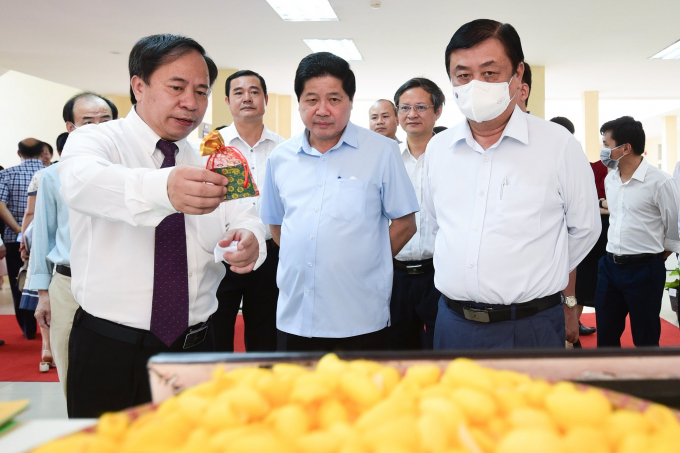 Minister Le Minh Hoan (wearing a mask) visits some products researched by VAAS on July 2. Photo: Tung Dinh.