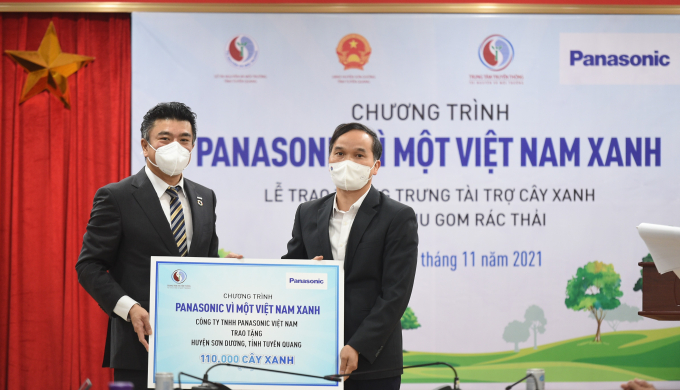 Mr Marukawa Yoichi, Head Executives of Panasonic Vietnam granted a symbolic donation of 110,000 trees to the representative of Mr. Pham Huu Tan, Vice Chairman of the People's Committee of Son Duong district, Tuyen Quang province. Photo: PNSN.