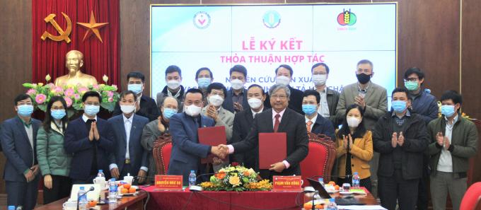 Cục Thú y và Tập đoàn Dabaco Việt Nam ký kết thỏa thuận hợp tác nghiên cứu, sản xuất vacxin phòng bệnh DTLCP. Ảnh: Phạm Hiếu.