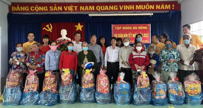 Những phần quà là sự chia sẻ, động viên của Tập đoàn An Nông đến với những hoàn cảnh gia đình khó khăn ở TP. HCM và tỉnh Long An. Ảnh: AN.