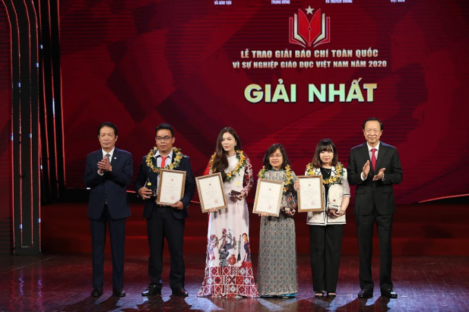 Các tác giả đạt giải nhất Giải báo chí toàn quốc 'Vì sự nghiệp giáo dục' năm 2020.