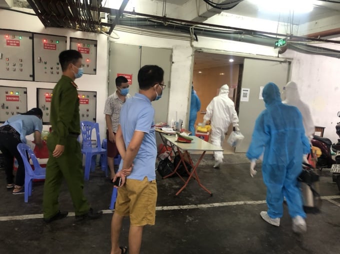 Truy vết nguồn lây, phun tiêu độc khử trùng tại tòa HHA khu đô thị Tân Tây Đô, phường Tân Lập, huyện Đan Phượng sau khi phát hiện 03 ca dương tính.