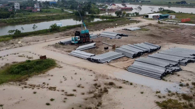 Sau 02 lần khởi công, nhà máy nước sạch của Công ty nước sạch Hoàng Kim vẫn không thể hẹn được ngày hoàn thiện. 