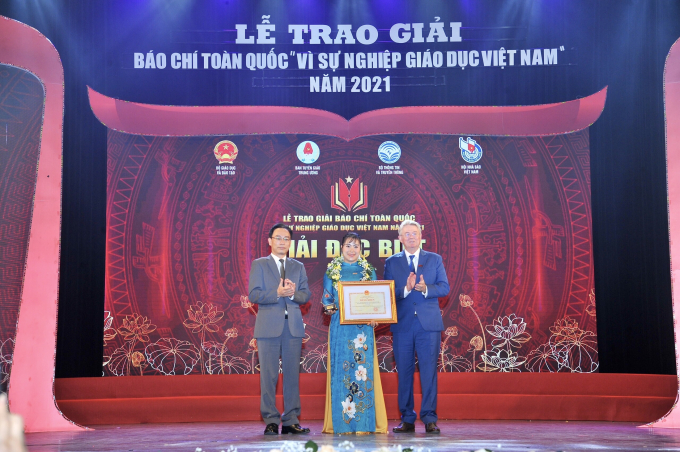 Ông Hoàng Minh Sơn, Thứ trưởng Bộ Giáo dục và Đào tạo và ông Raymond Gordon, Hiệu trưởng Trường Đại học Anh quốc Việt Nam - trao Bằng khen, giấy chứng nhận và kỷ niệm chương cho nhóm tác giả giải Đặc biệt.