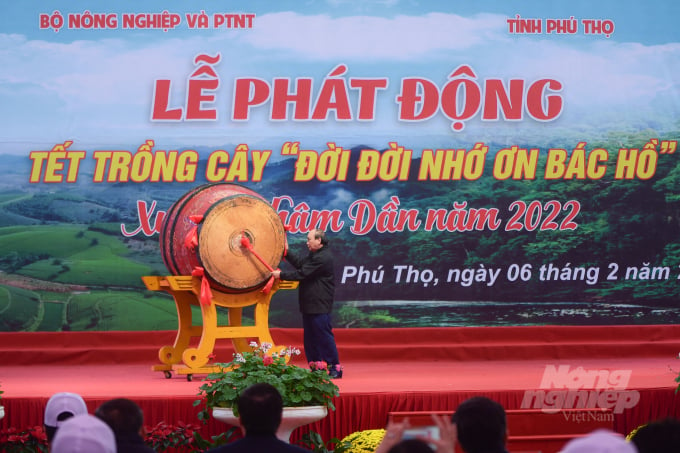 Chủ tịch nước Nguyễn Xuân Phúc đánh trống phát động Tết trồng cây 'Đời đời nhớ ơn Bác Hồ'. Ảnh: Đinh Tùng.