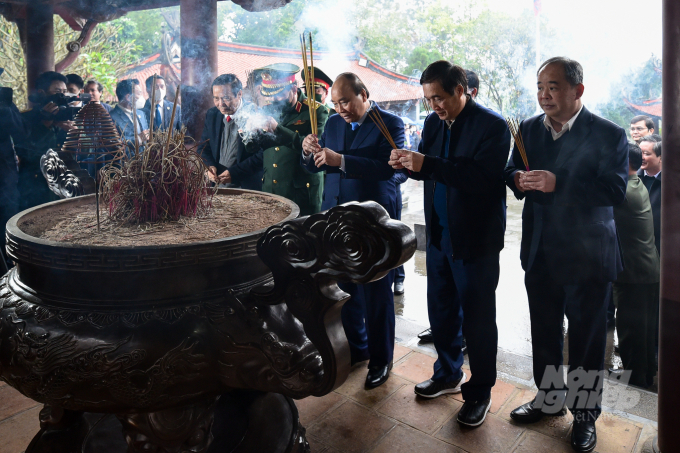Chủ tịch nước Nguyễn Xuân Phúc dâng hương tại đền thờ Quốc tổ Lạc Long Quân. Ảnh: Đinh Tùng.