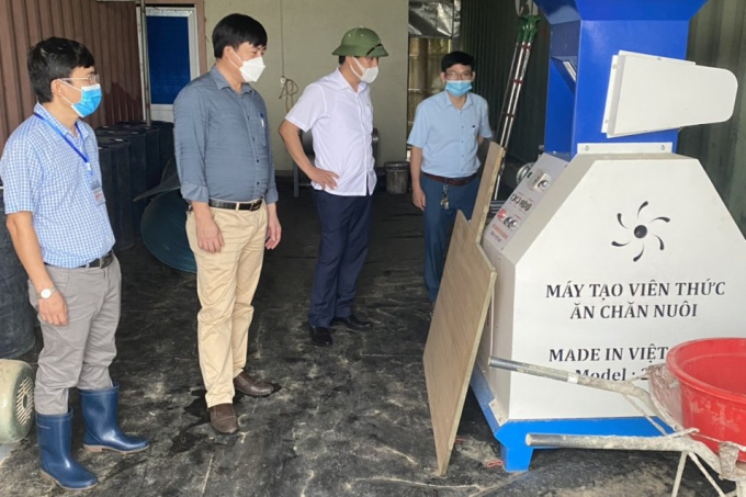 Phổ biến máy tạo viên thức ăn trong mô hình nuôi cá thát lát liên kết theo chuỗi tại huyện Diễn Châu.