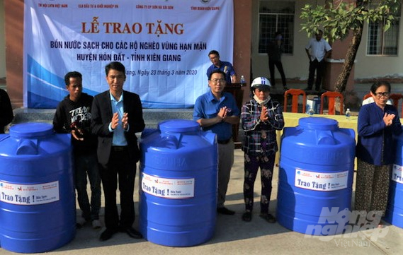 Cty CP Sơn Hà Sài Gòn phối hợp với Tỉnh đoàn Kiên Giang trao tặng 50 bồn chứa nước cho nông dân nghèo huyện Hòn Đất để đối phó với hạn, mặn đang diễn ra gay gắt hiện nay. Ảnh: Trung Chánh.