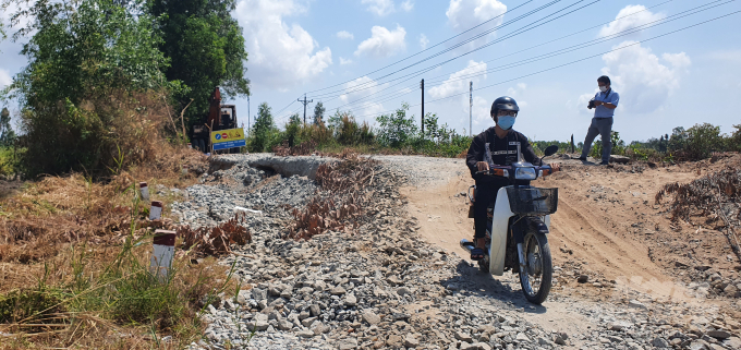Liên tục xuất hiện các điểm sụt lún lộ nông thôn trên địa bàn huyện U MInh Thượng, gây khó khăn cho người dân trong lưu thông và vận chuyển hàng hóa. Ảnh: Trung Chánh.
