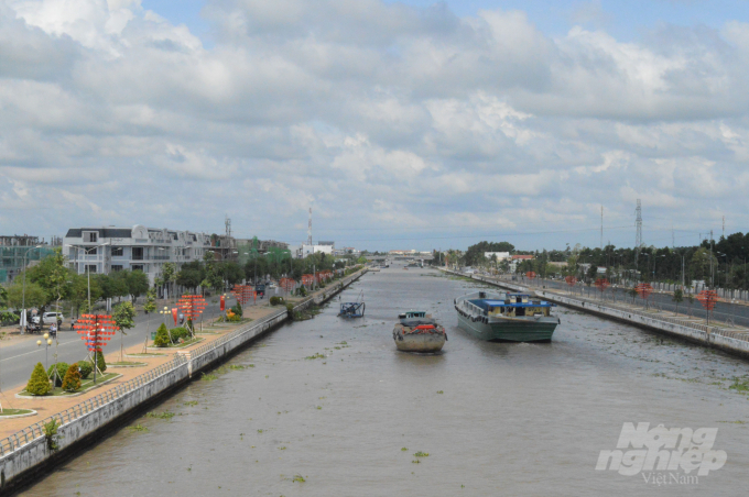 TP Vị Thanh nằm trải mình bên bờ kênh xáng Xà No, đang có hàng chục dự án phát triển đô thị được triển khai, thu hút các nhà đầu tư. Ảnh: Trung Chánh.