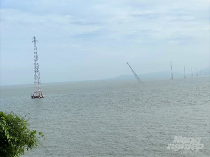 Sáng 15/8, Công ty Điện lực Kiên Giang nhận được thông tin đã xảy ra sự cố trụ điện số 25 trên tuyến đường dây  22kV bị lật nghiêng, nghi do phương tiện lưu thông trên biển đâm vào. Ảnh: Trung Chánh.