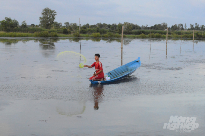Nông dân Hợp tác xã nông nghiệp Vĩnh Phong, huyện Vĩnh Thuận được tập huấn kỹ thuật và hỗ trợ sản phẩm sinh học Bồ Đề - Mother water xử lý môi trường nước nuôi tôm hiệu quả. Ảnh: Trung Chánh.