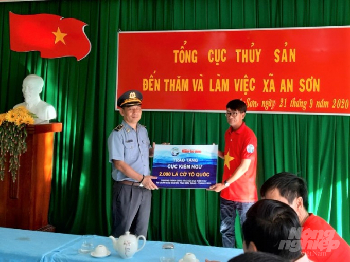 Đoàn công tác của Tổng cục Thủy sản đến thăm và làm việc tại xã An Sơn, trao tặng 2.000 lá cờ Tổ quốc cho ngư dân Kiên Giang, động viên họ tăng cường bám biển. Ảnh: Trung Chánh.