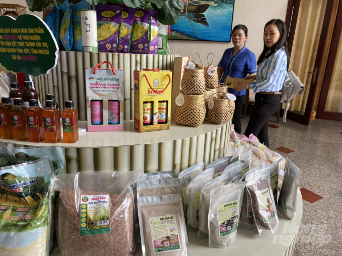 Sản phẩm lúa gạo được sản xuất từ những cánh đồng VnSAT, được các hợp tác xã chế biến, làm thương hiệu để cung cấp ra thị trường. Ảnh: Hoàng Vũ.