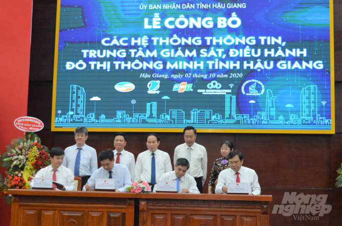 UBND tỉnh Hậu Giang và các Tập đoàn VietTel, FPT, Đại học Khoa học Tự nhiên TP HCM đã ký kết bản ghi nhớ hợp tác xây dựng chính quyền điện tử và đô thị thông minh. Ảnh: Trung Chánh.